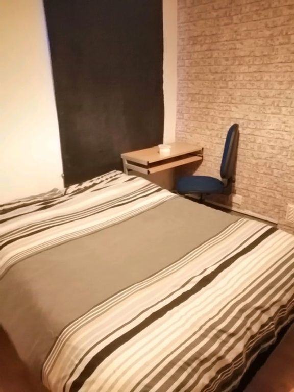 Property photo 2 of 5 A Cozy Double Bedroom Featuring A Comfortable Bed,...