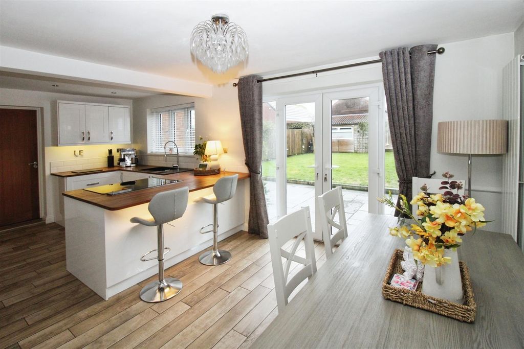 Property photo 3 of 21 Dining Kitchen