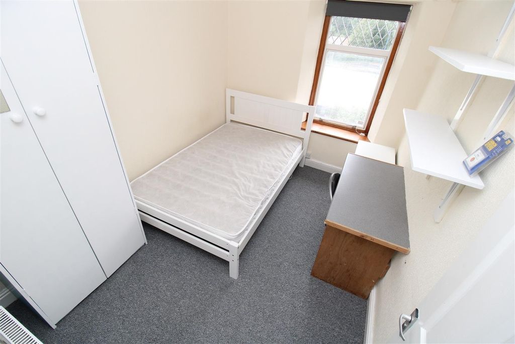 Property photo 1 of 8 Bright Double Bedroom With Desk And Ample Storage...
