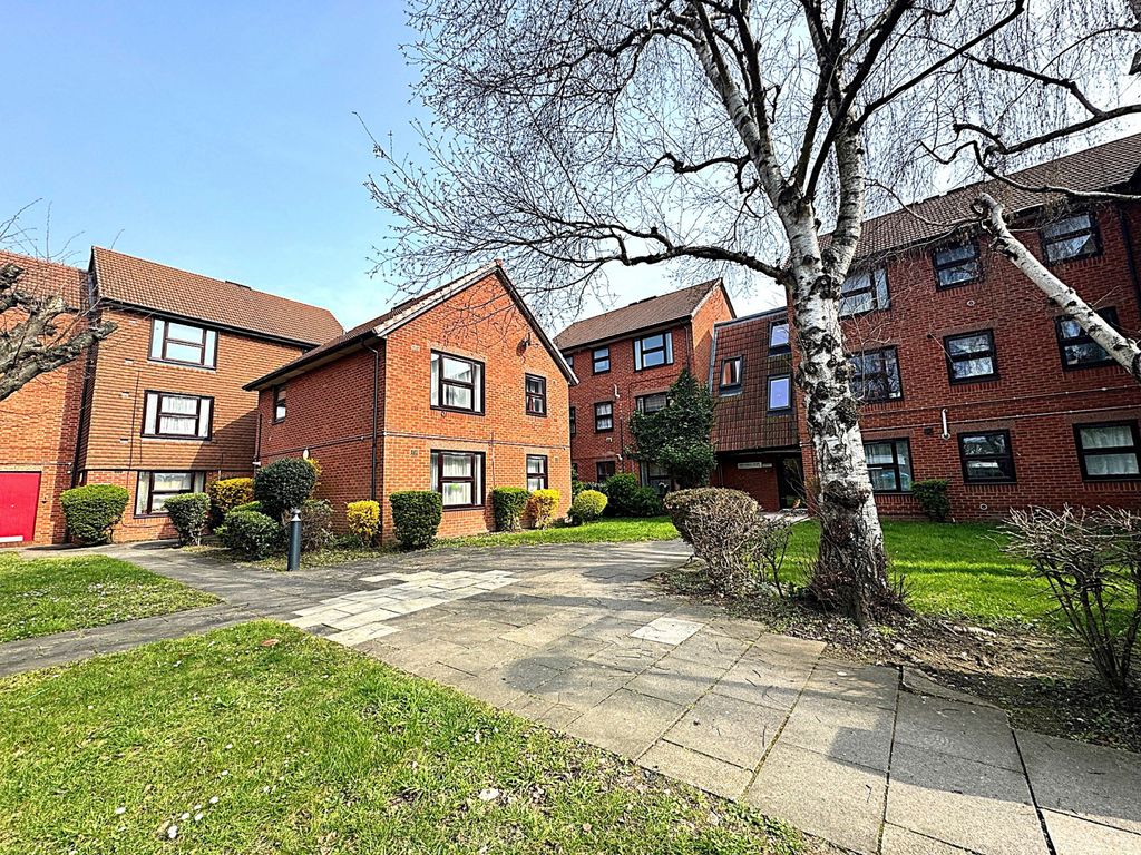 Property photo 1 of 8 1 Bed Flat For Sale Ann Parkes Court, Hounslow Tw4