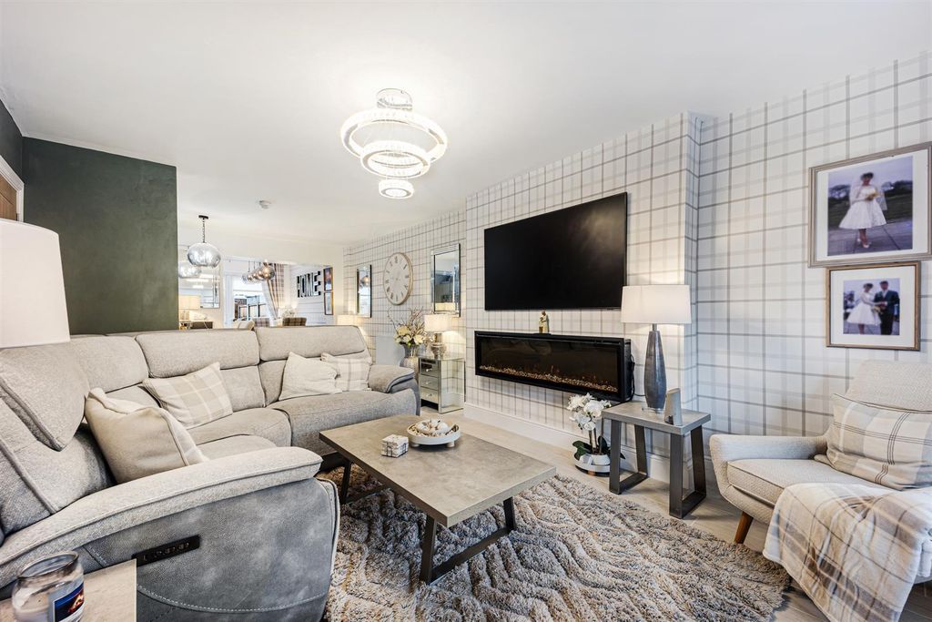 Property photo 3 of 40 1 Thorndyke Close-19.Jpg