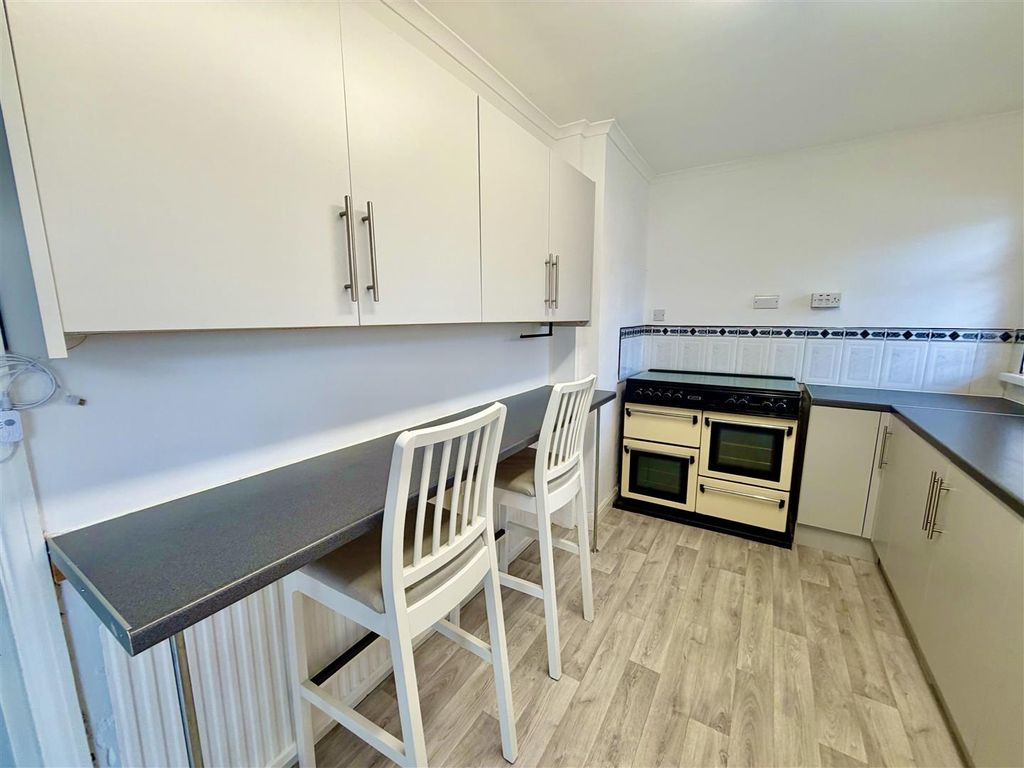 Property photo 3 of 11 Kitchen