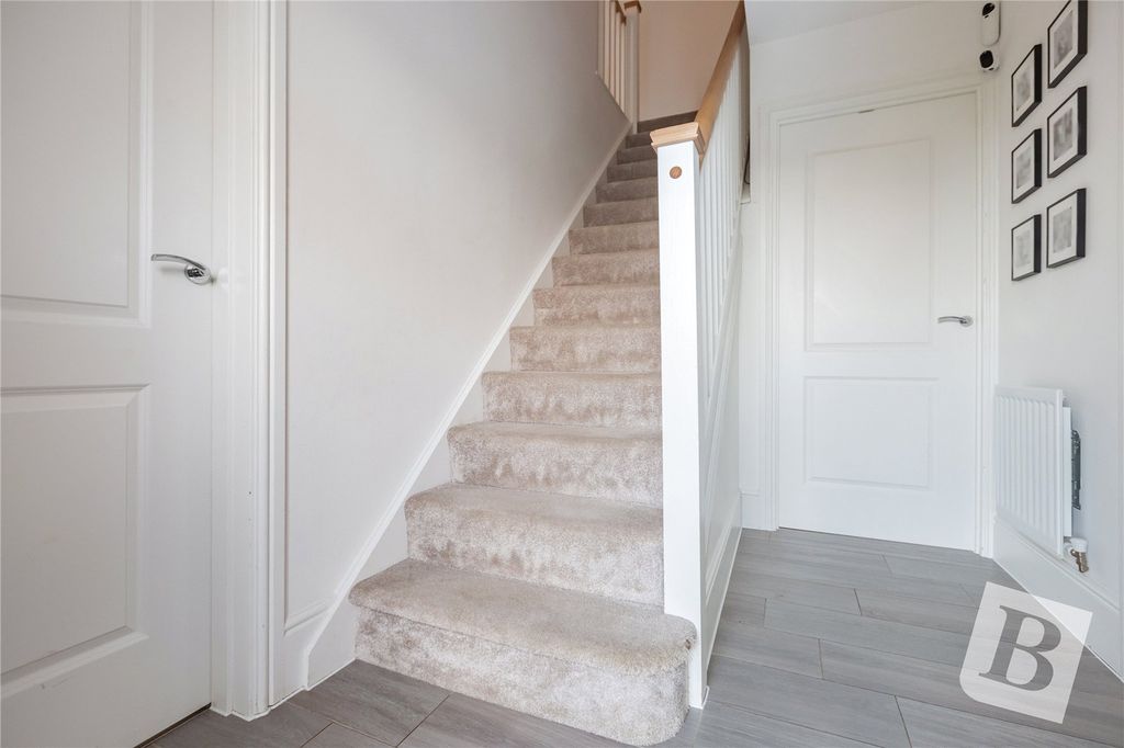 Property photo 3 of 30 Entrance Hall