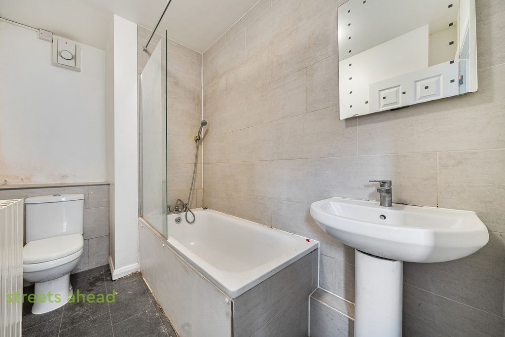 Property photo 3 of 16 A3060B0B-F998-40c...