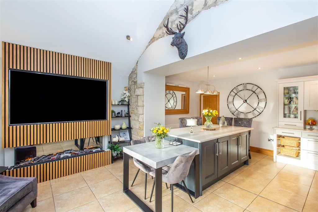 Property photo 2 of 37 Kitchen/Diner/Family Room