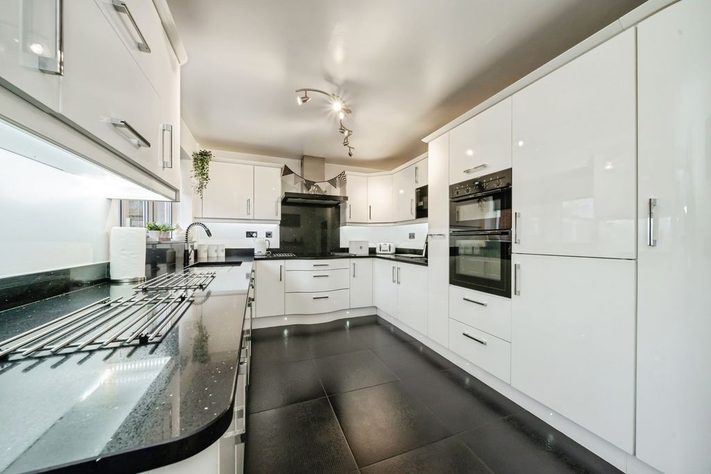 Property photo 2 of 17 Kitchen