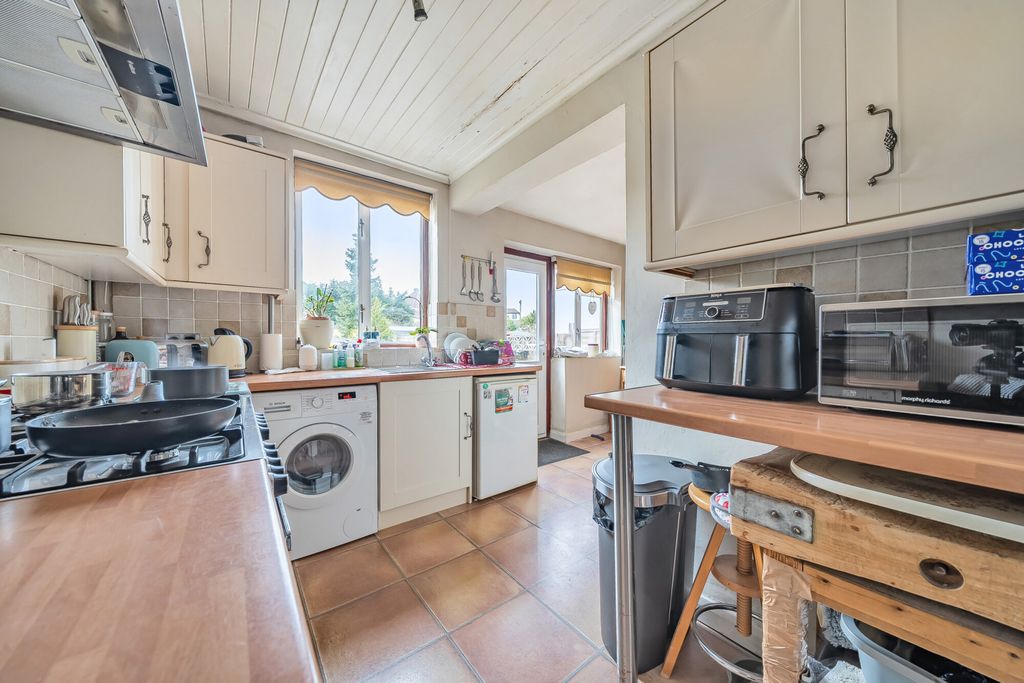 Property photo 3 of 18 Kitchen