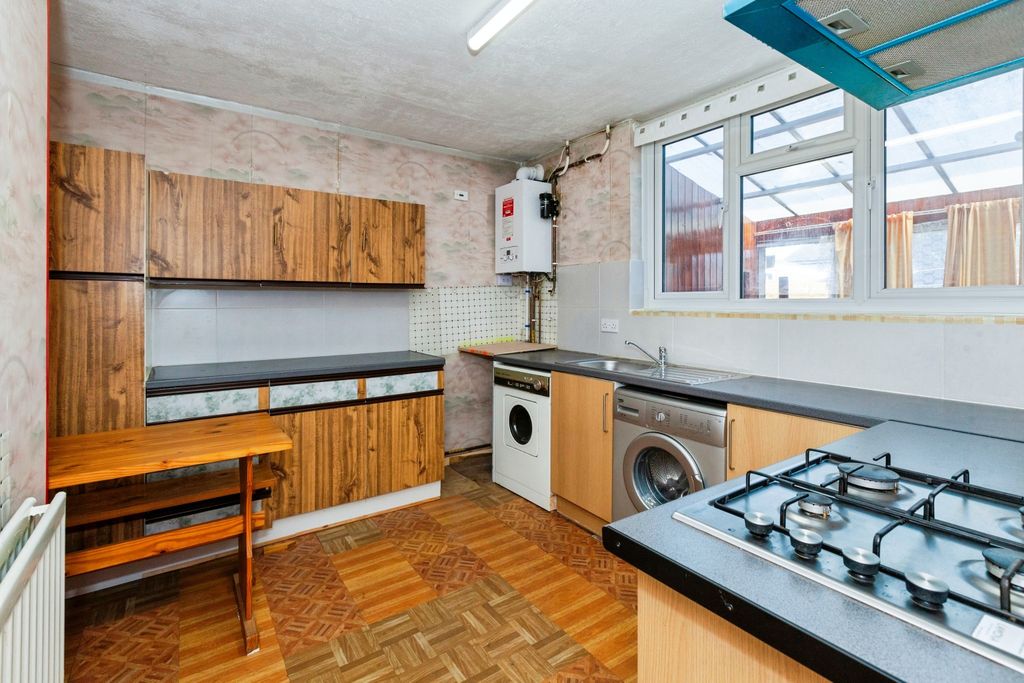 Property photo 3 of 20 Kitchen