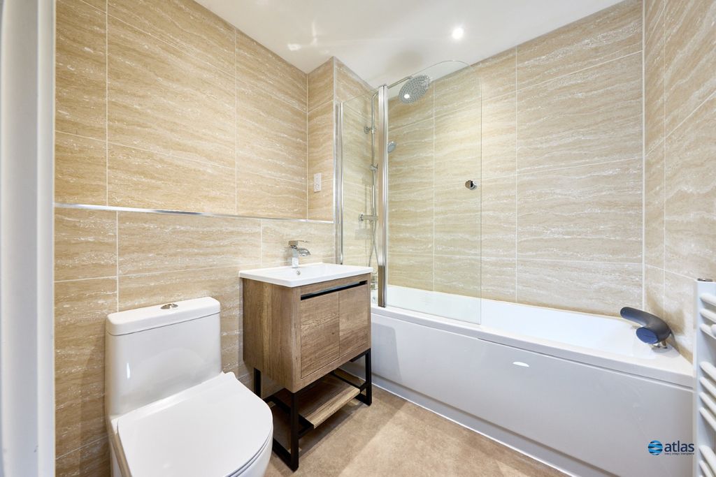 Property photo 2 of 18 Bathroom