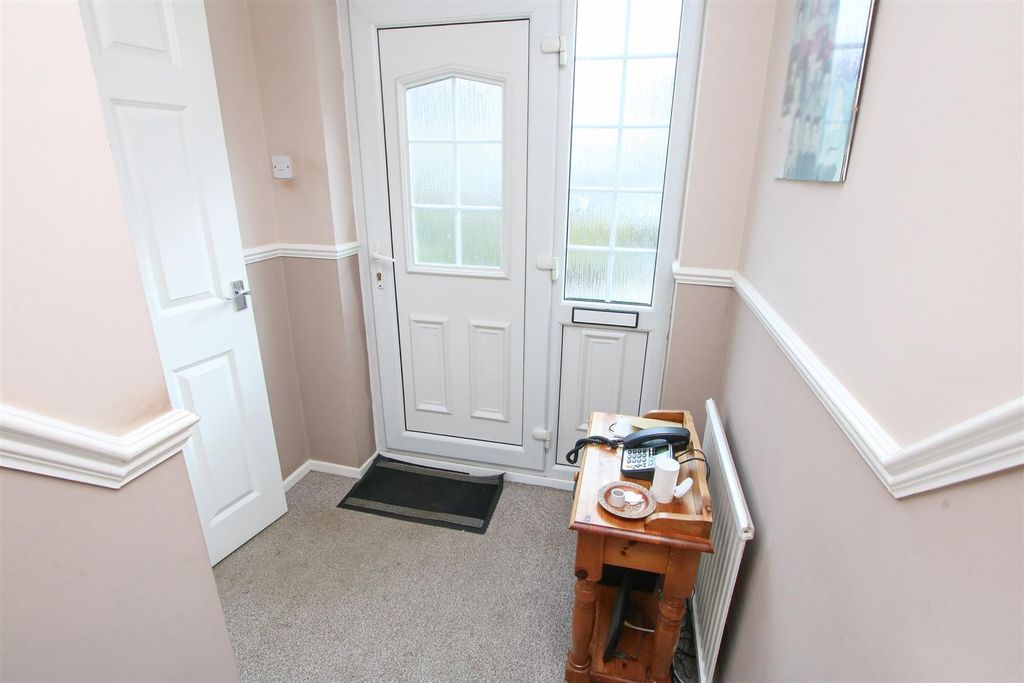 Property photo 2 of 16 Entrance Hall