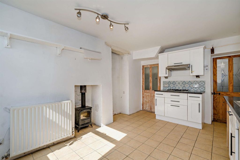 Property photo 3 of 16 8655526-Interior06-800.Jpg