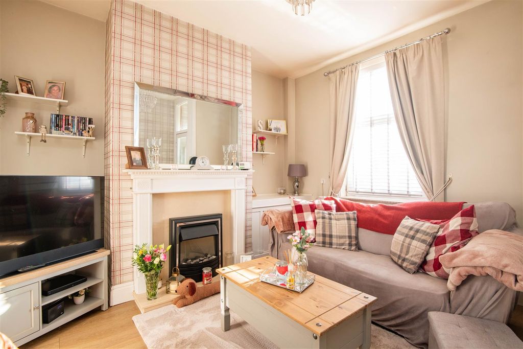 Property photo 2 of 12 Lounge