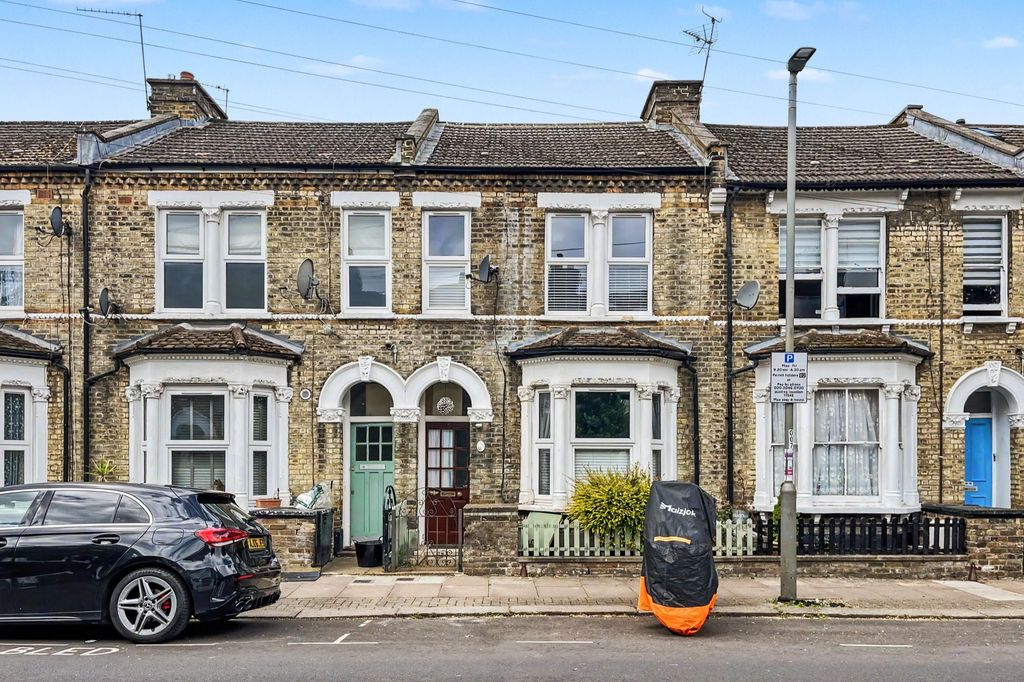 Property photo 1 of 16 52 Inworth Street, Battersea, London Sw11 3Ep