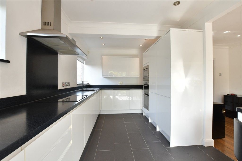 Property photo 3 of 12 Kitchen