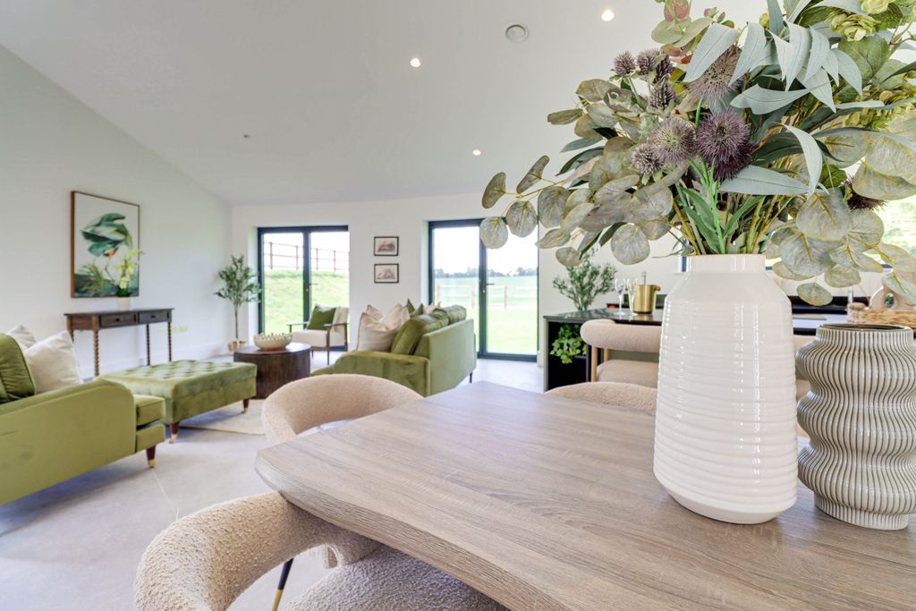 Property photo 2 of 14 Show Home