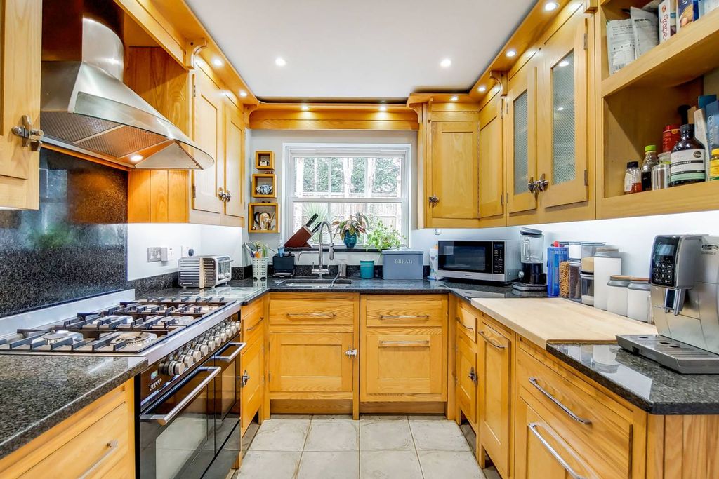 Property photo 1 of 28