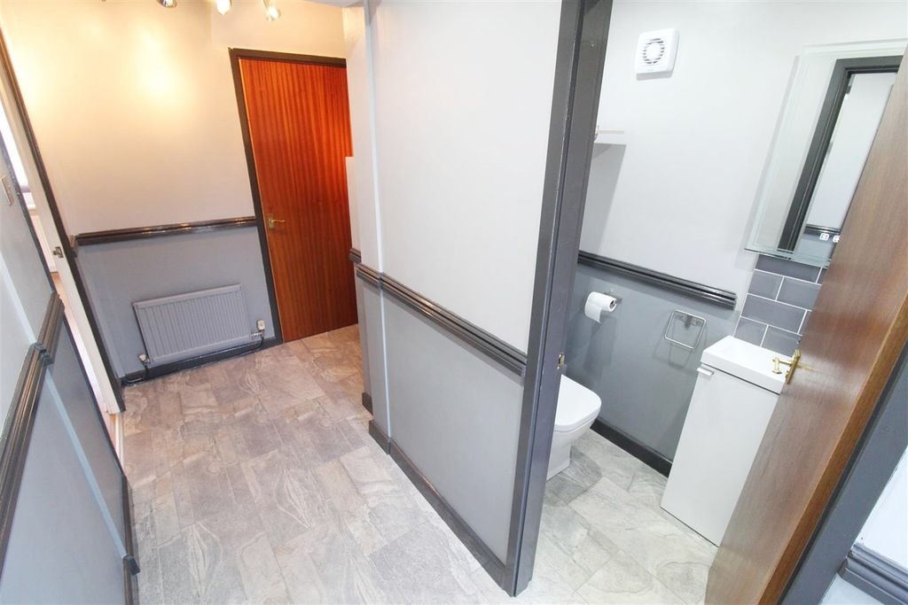 Property photo 3 of 17 Hallway