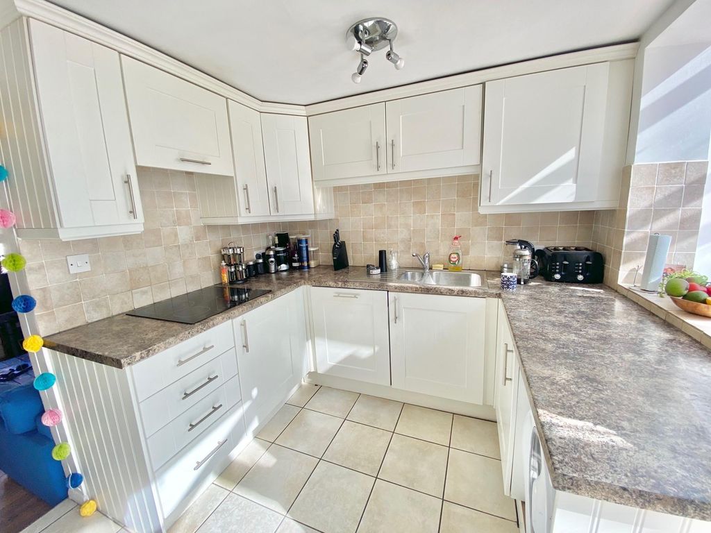 Property photo 3 of 16 Kitchen