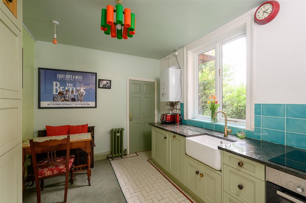 Property photo 2 of 11 Kitchen 1