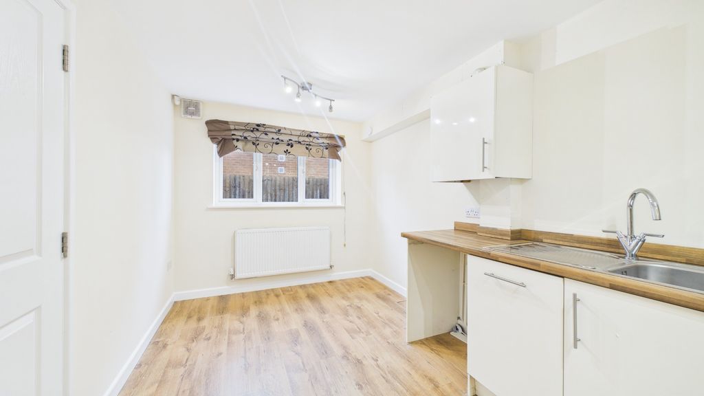 Property photo 3 of 12 4932573