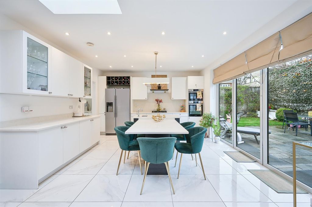 Property photo 2 of 22 Great Tattenhams, 41- (8).Jpg