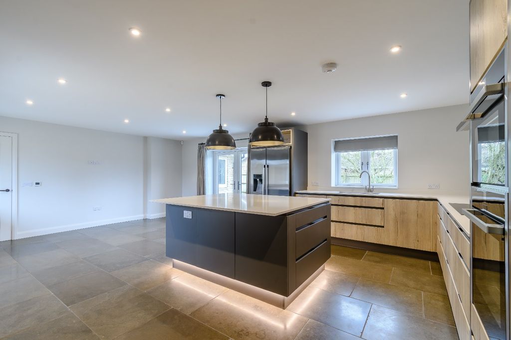 Property photo 3 of 11 2