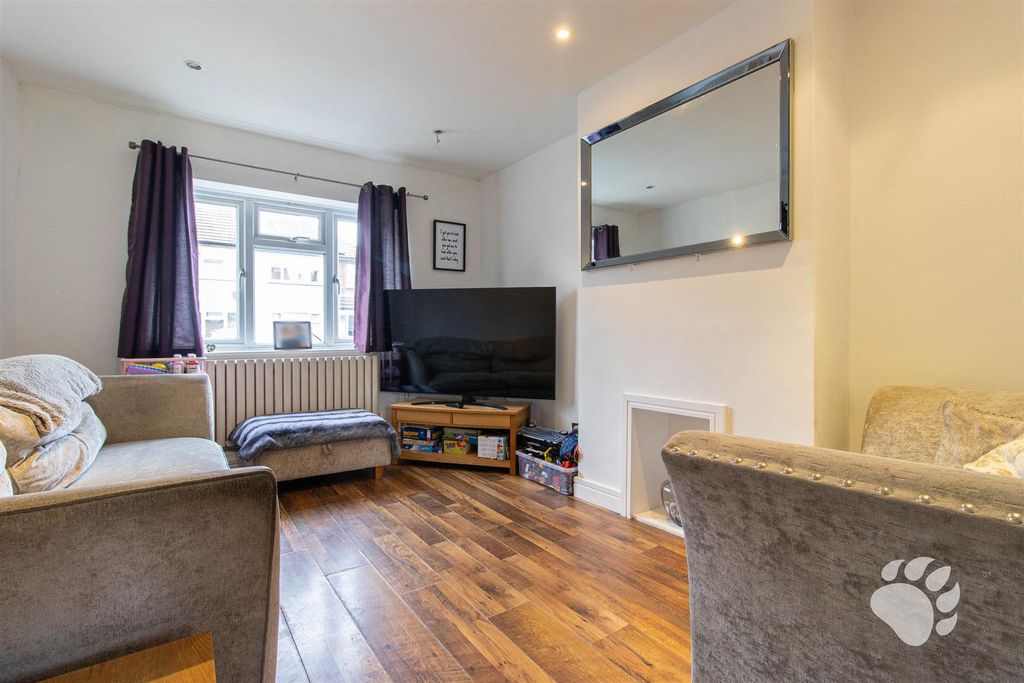 Property photo 3 of 19 Lounge