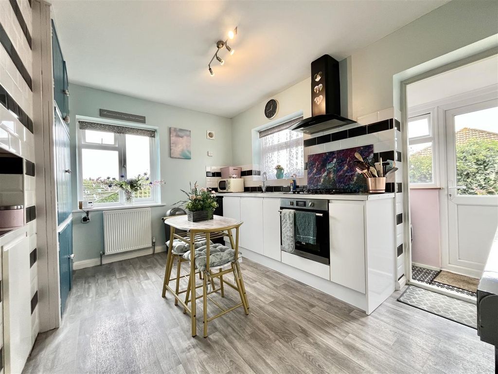 Property photo 2 of 31