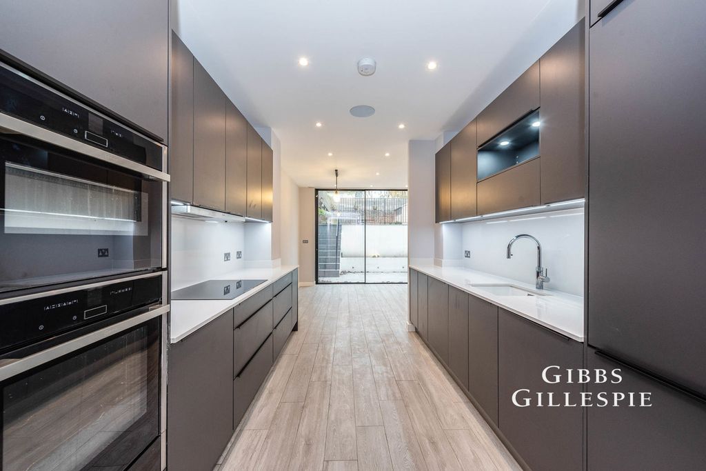 Property photo 2 of 10 Photo