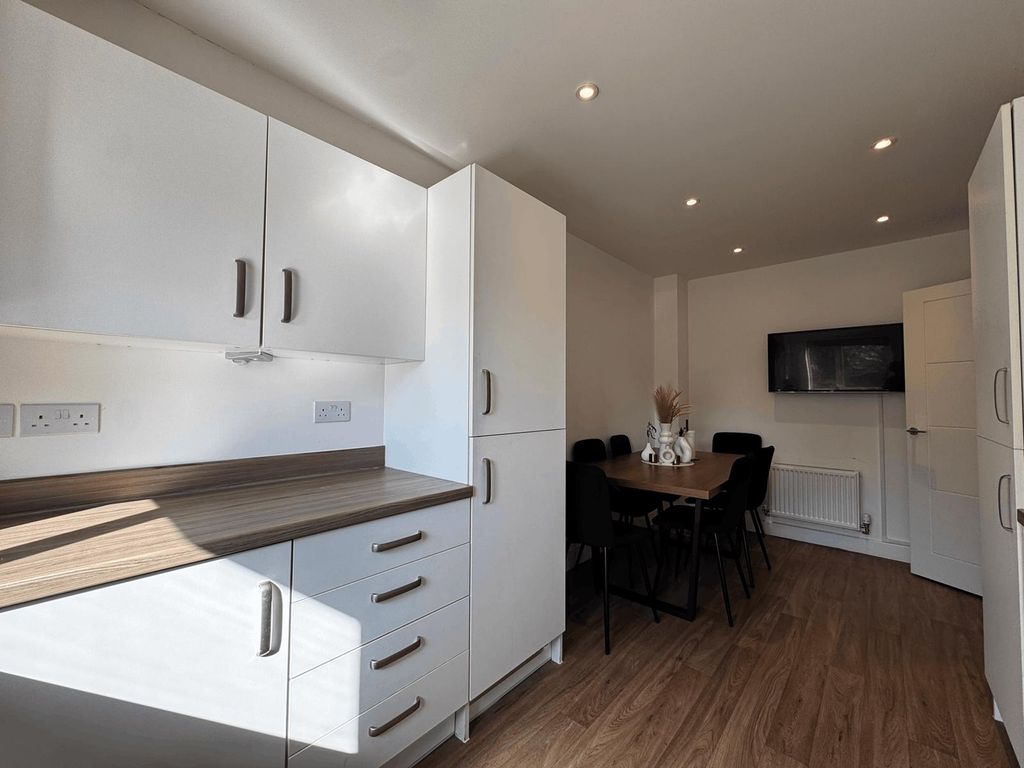 Property photo 3 of 10 Kitchen 1