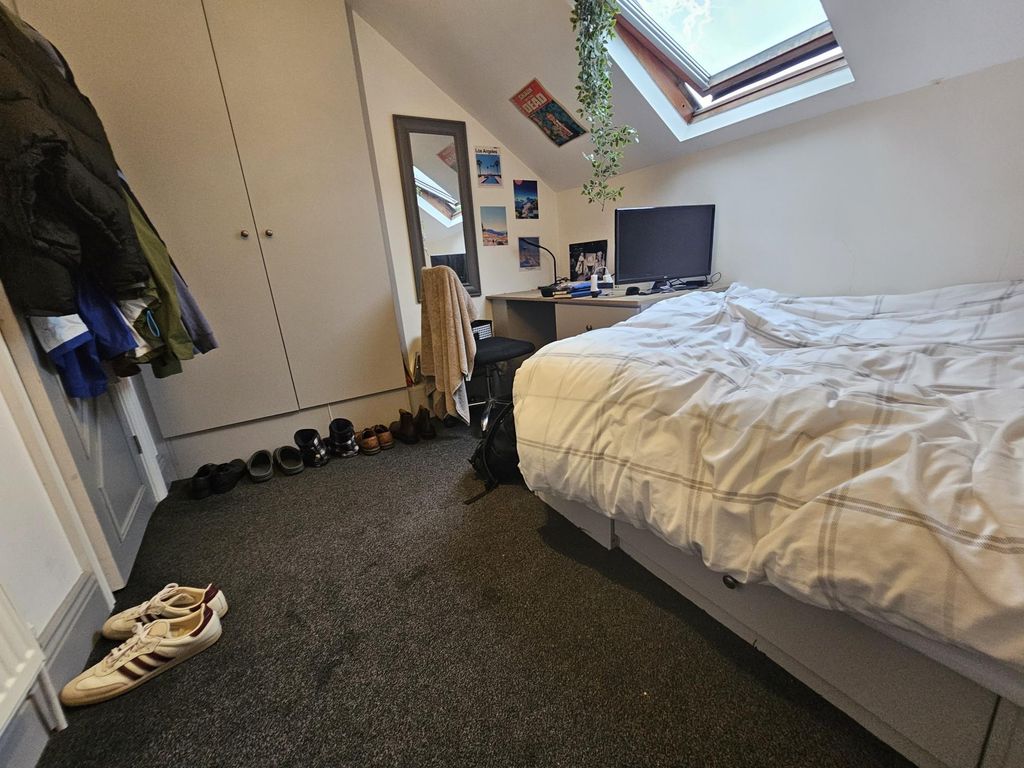 Property photo 1 of 16 A Spacious And Well-Maintained Master Bedroom Feat...