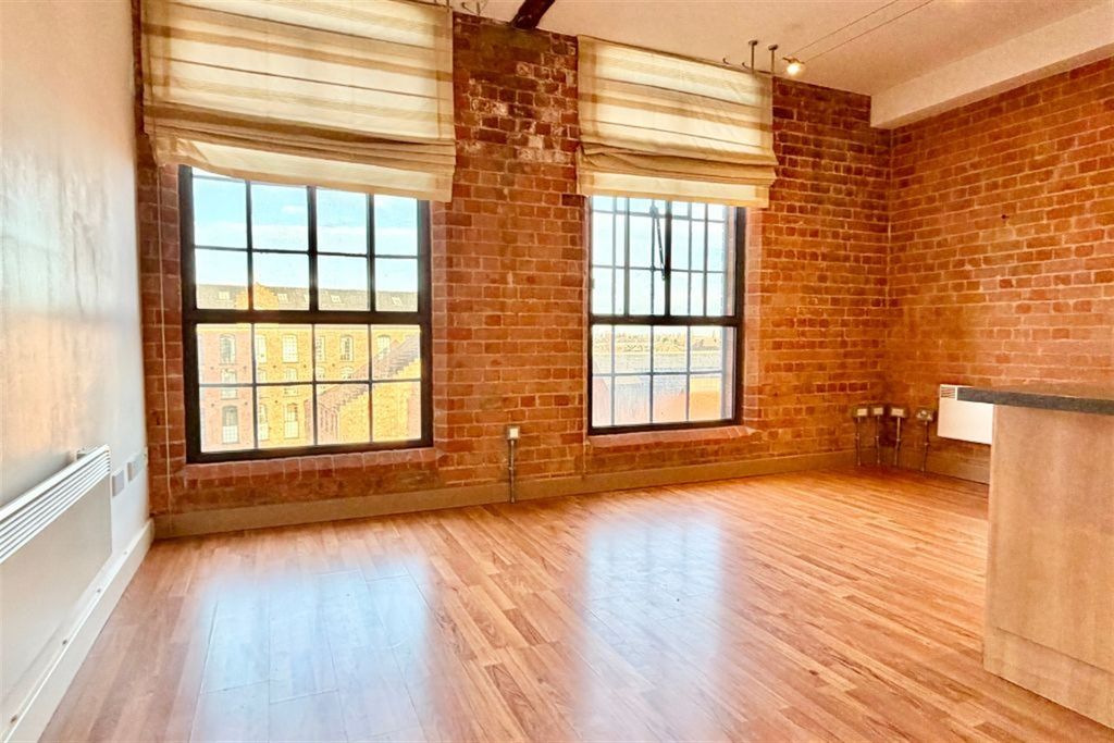 Property photo 3 of 12 Lounge Area