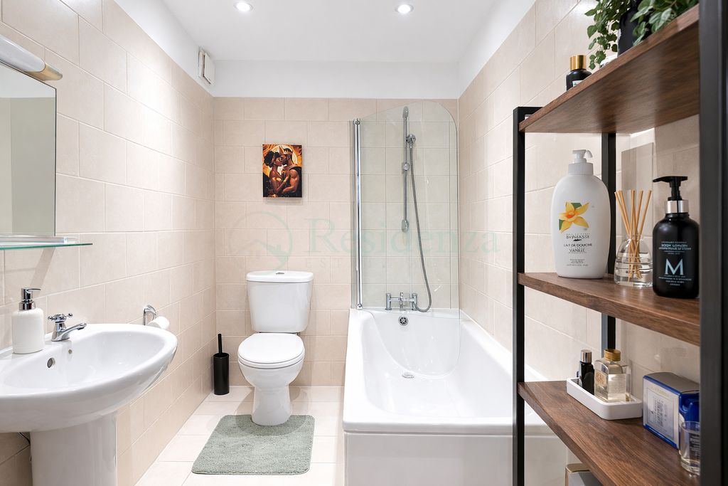 Property photo 1 of 7 Bathroom