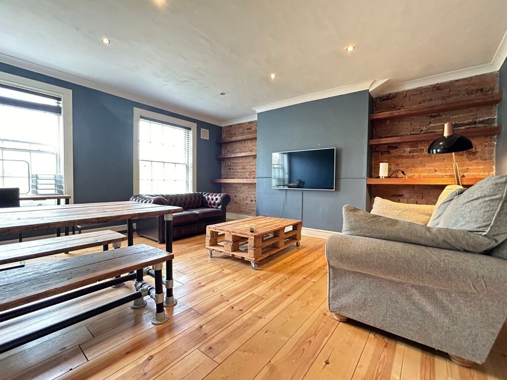 Property photo 2 of 12 Lounge