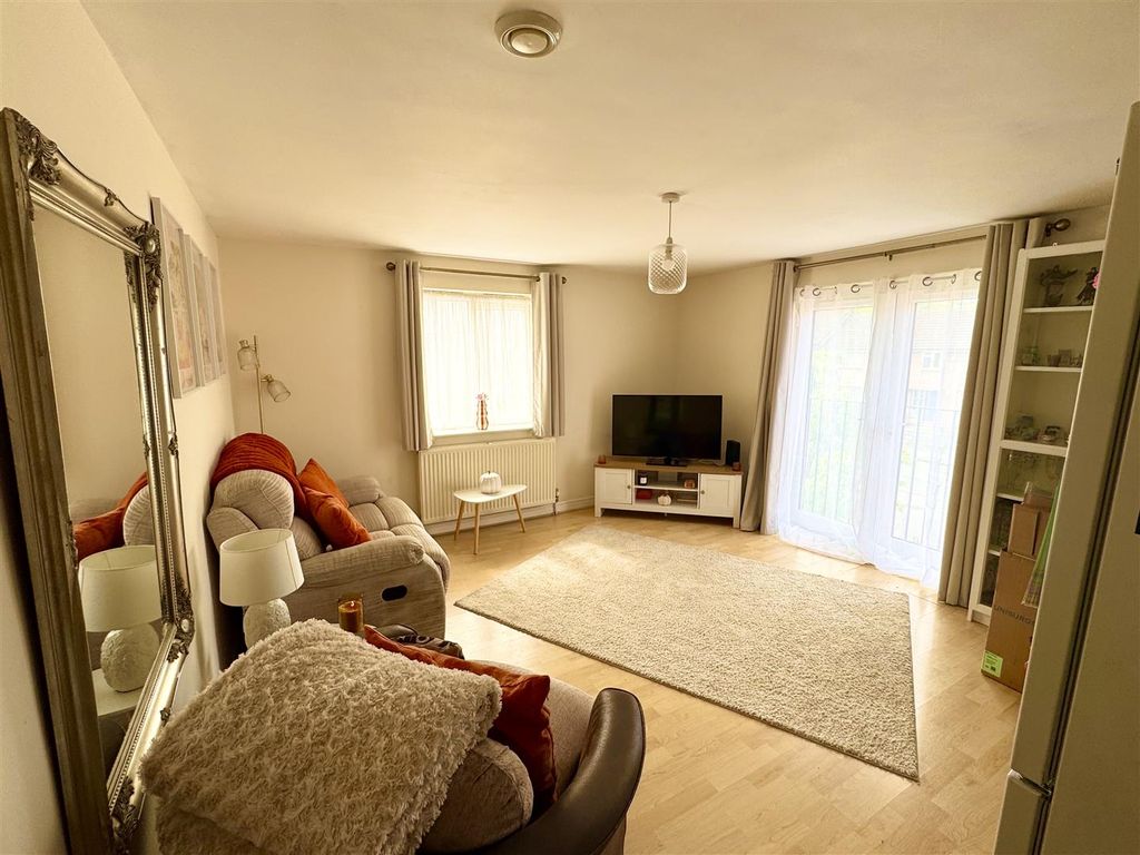 Property photo 2 of 21 Living Room