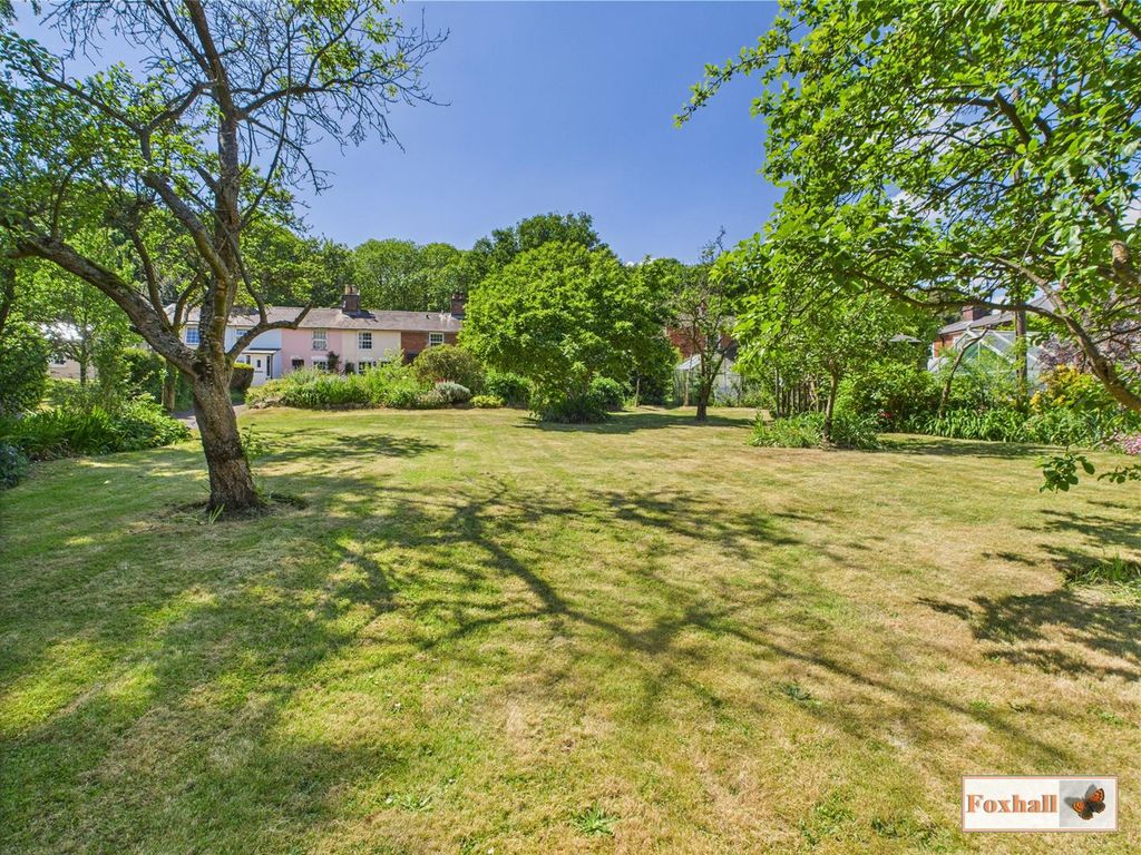 Property photo 2 of 27 Front Garden