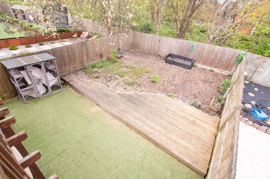 Property photo 2 of 17 Garden