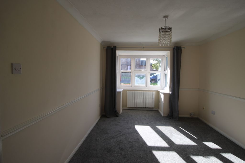 Property photo 3 of 8 Lounge