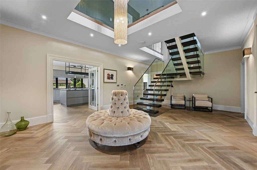 Property photo 3 of 20 Entrance Hall