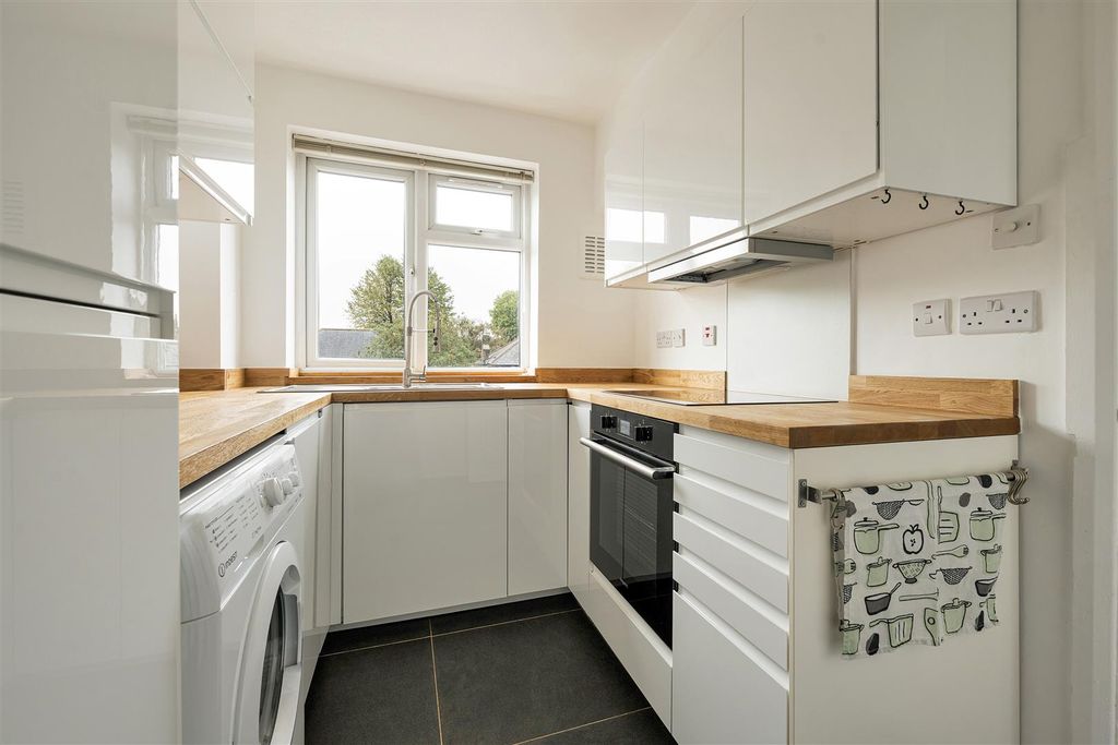 Property photo 3 of 16 Richmond Road, E7