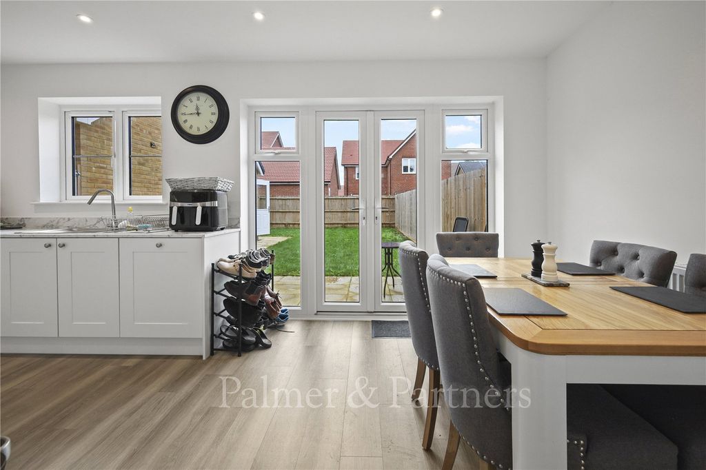 Property photo 3 of 17 Kitchen