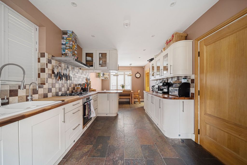 Property photo 1 of 27