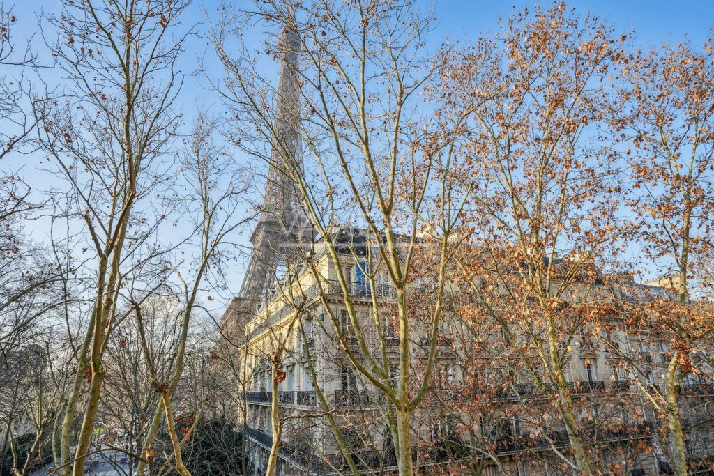Property photo 1 of 13 Elegant 2-Bedroom Apartment With Eiffel Tower View