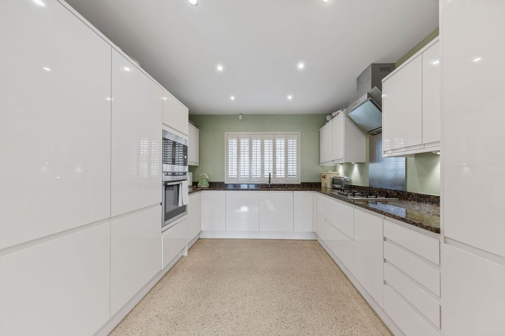 Property photo 3 of 21