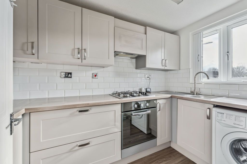 Property photo 3 of 10 Kitchen