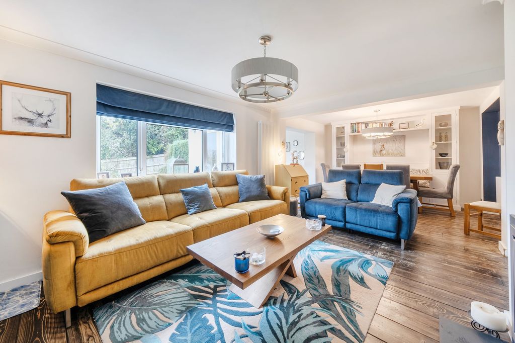 Property photo 2 of 13 Lounge