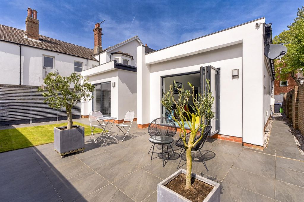 Property photo 2 of 20 For Sale By Aspire Residential | Northcourt Road