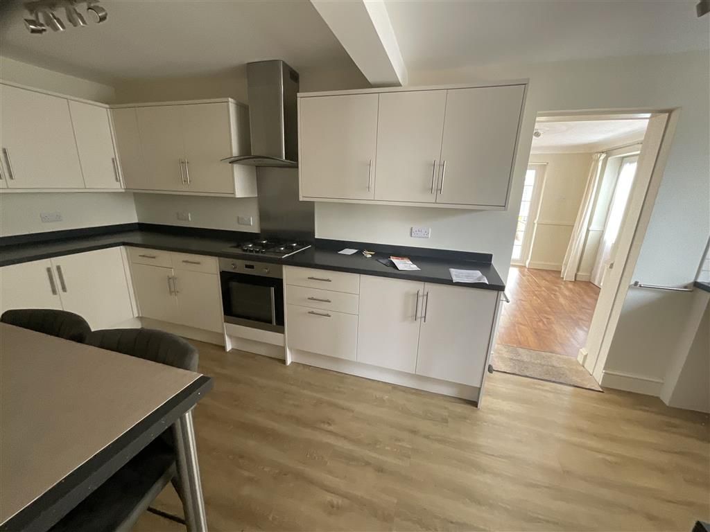 Property photo 3 of 10 Kitchen