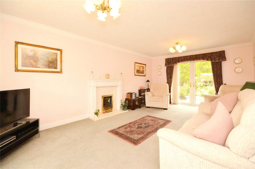 Property photo 3 of 15 Lounge