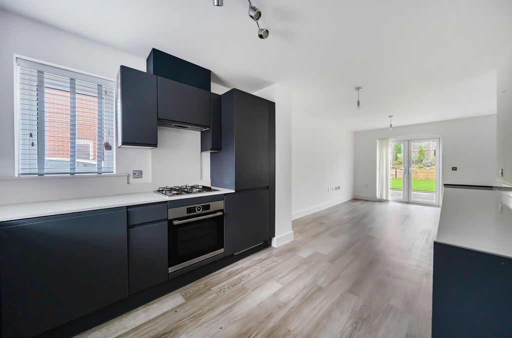 Property photo 3 of 12 1508632-22-6A842A...